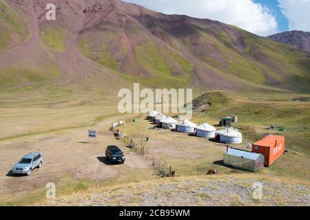 Osch, Kirgisistan - Touristisches Jurtenlager des Tulpar Kol Sees im Alaytal, Osch, Kirgisistan. Stockfoto