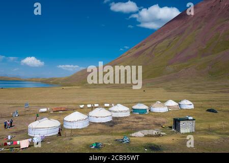 Osch, Kirgisistan - Touristisches Jurtenlager des Tulpar Kol Sees im Alaytal, Osch, Kirgisistan. Stockfoto