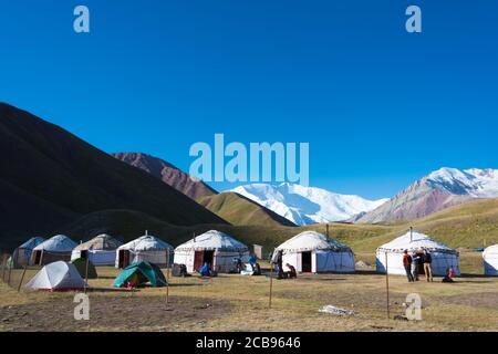 Morgenlandschaft des Lenin-Gipfels (7134m) im touristischen Jurtenlager des Tulpar Kol-Sees im Alay-Tal, Osch, Kirgisistan. Pamir-Gebirge in Kirgisistan. Stockfoto