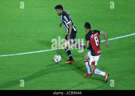 Florianopolis (SC), 11/08/20 - Campeonato Brasileiro Serie B 2020 / Futebol - Marquinho do Figueirense disputa lance com Marcelinho do Vitoria, em jogg Stockfoto