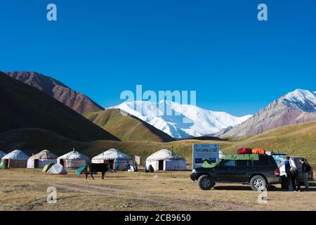 Morgenlandschaft des Lenin-Gipfels (7134m) im touristischen Jurtenlager des Tulpar Kol-Sees im Alay-Tal, Osch, Kirgisistan. Pamir-Gebirge in Kirgisistan. Stockfoto