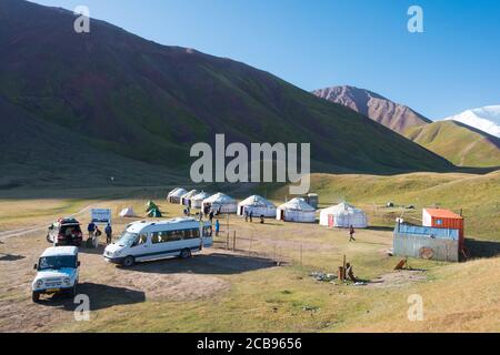 Osch, Kirgisistan - Touristisches Jurtenlager des Tulpar Kol Sees im Alaytal, Osch, Kirgisistan. Stockfoto