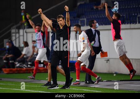 (200812) -- DUISBURG, 12. August 2020 (Xinhua) -- Julen Lopetegui(Front), Manager von Sevilla, feiert nach dem UEFA Europa League Viertelfinale zwischen Wolverhampton Wanderers und Sevilla FC in Duisburg, Deutschland, 11. August 2020. NUR FÜR REDAKTIONELLE ZWECKE. NICHT ZUM VERKAUF FÜR MARKETING- ODER WERBEKAMPAGNEN. (Stuart Franklin/UEFA/Getty/Handout über Xinhua) Stockfoto