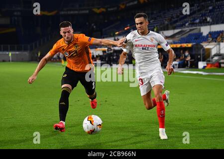 (200812) -- DUISBURG, 12. August 2020 (Xinhua) -- Sergio Reguilon (R) aus Sevilla steht mit Matt Doherty von Wolverhampton Wanderers während des UEFA Europa League Viertelfinales zwischen Wolverhampton Wanderers und Sevilla FC in Duisburg, Deutschland, 11. August 2020. NUR FÜR REDAKTIONELLE ZWECKE. NICHT ZUM VERKAUF FÜR MARKETING- ODER WERBEKAMPAGNEN. (Stuart Franklin/UEFA/Getty/Handout über Xinhua) Stockfoto