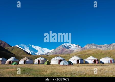 Morgenlandschaft des Lenin-Gipfels (7134m) im touristischen Jurtenlager des Tulpar Kol-Sees im Alay-Tal, Osch, Kirgisistan. Pamir-Gebirge in Kirgisistan. Stockfoto