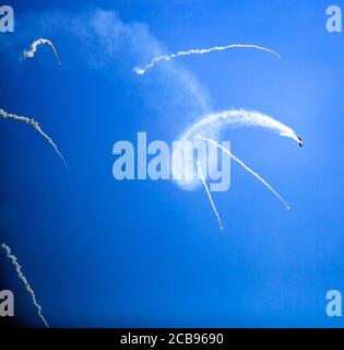 Kondensstreifen am blauen Himmel von Düsenflugzeugen. Stockfoto