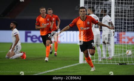 (200812) -- GELSENKIRCHEN, 12. August 2020 (Xinhua) -- Junior Moraes (vorne) von Shakhtar Donetsk feiert nach dem Tor während des UEFA Europa League Viertelfinales zwischen Shakhtar Donetsk und FC Basel in Gelsenkirchen, Deutschland, 11. August 2020. NUR FÜR REDAKTIONELLE ZWECKE. NICHT ZUM VERKAUF FÜR MARKETING- ODER WERBEKAMPAGNEN. (Alex Grimm/UEFA/Getty/Handout über Xinhua) Stockfoto