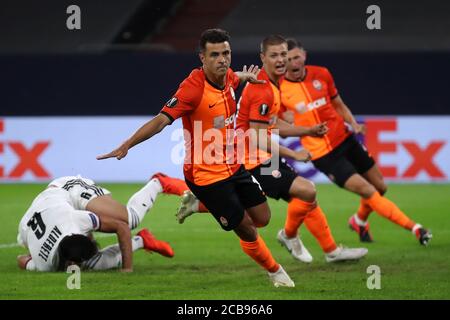 (200812) -- GELSENKIRCHEN, 12. August 2020 (Xinhua) -- Junior Moraes (vorne) von Shakhtar Donetsk feiert nach dem Tor während des UEFA Europa League Viertelfinales zwischen Shakhtar Donetsk und FC Basel in Gelsenkirchen, Deutschland, 11. August 2020. NUR FÜR REDAKTIONELLE ZWECKE. NICHT ZUM VERKAUF FÜR MARKETING- ODER WERBEKAMPAGNEN. (Alex Grimm/UEFA/Getty/Handout über Xinhua) Stockfoto