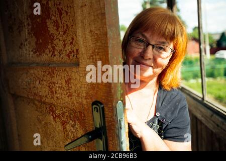 Porträt einer reifen Frau im Landhaus. Stockfoto