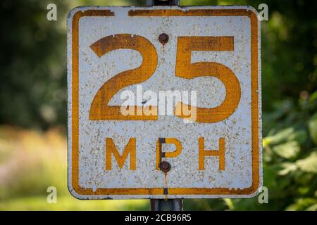 Otsego County, New York: Ein altmodisches 25 mph Straßenschild. Stockfoto