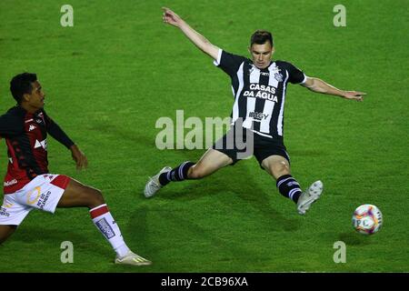 Florianopolis (SC), 11/08/20 - Campeonato Brasileiro Serie B 2020 / Futebol - Jonathan Bocao do Vitoria disputa lance com Brunetti do Figueirense, em Stockfoto