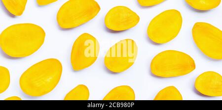 Tropische Früchte, Mango-Scheiben auf weißem Hintergrund. Draufsicht Stockfoto