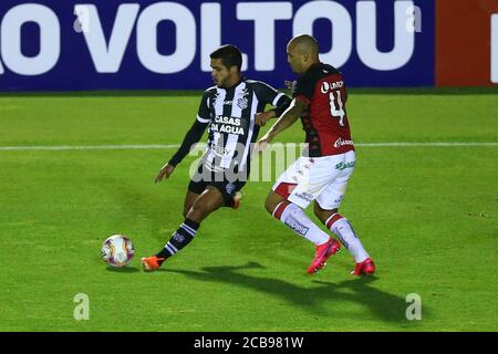 Florianopolis (SC), 11/08/20 - Campeonato Brasileiro Serie B 2020 / Futebol - Everton Santos do Figueirense disputa lance com Gabriel Furtado Vitor Stockfoto