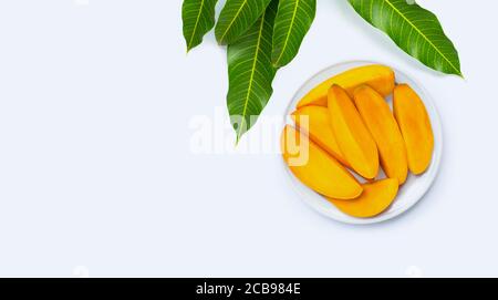 Tropische Früchte, Mangoscheiben auf weißem Hintergrund. Draufsicht Stockfoto