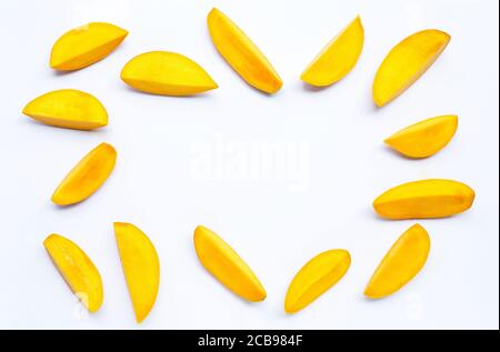 Tropische Frucht, Rahmen aus Mango auf weißem Hintergrund. Speicherplatz kopieren Stockfoto