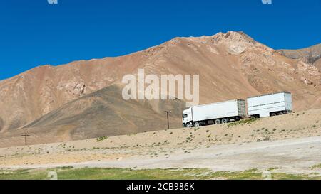Pamir-Gebirge, Tadschikistan - Trailer auf dem Pamir-Highway (M41) in Gorno-Badakhshan, Tadschikistan. Stockfoto