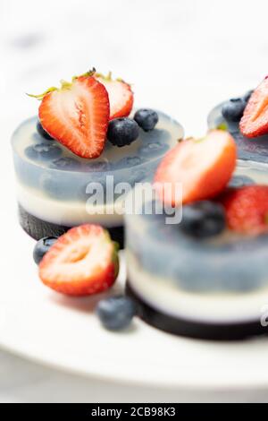 Heidelbeerfrucht-Agar-Agar oder Gelee-Dessert Stockfoto