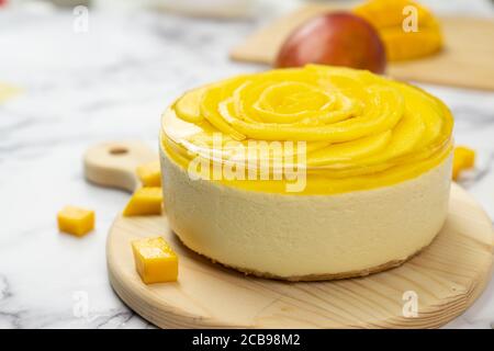 Kein gebackener Mangokäsekuchen Stockfoto