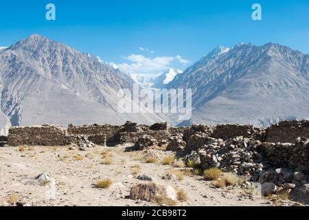 Ruinen des Fort Yamchun im Wachan-Tal in Gorno-Badakhshan, Tadschikistan. Es liegt an der Grenze zwischen Tadschikistan und Afghanistan. Stockfoto