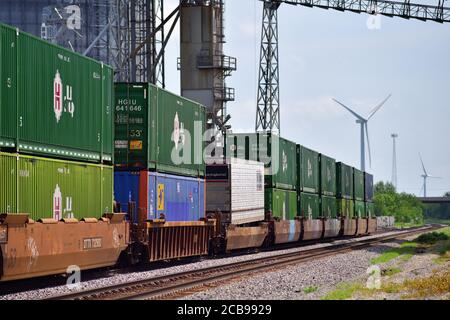 Ransom, Illinois, USA. Ein Burlington Northern Santa Fe intermodal oder Stapel Zug fährt an und unter einem großen Farmer's Cooperative Complex. Stockfoto