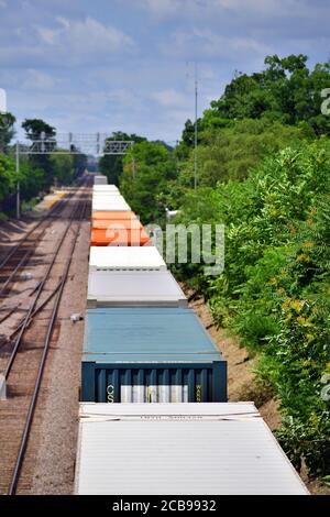 Hinsdale, Illinois, USA. Ein Burlington Northern Santa Fe Stack Zug Richtung Westen von Chicago durch den Chicago Vorort von Hinsdale. Stockfoto