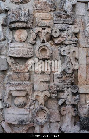 Dekorative Steinschnitzereien im Puuc-Stil am Tempel des Ara auf der Großen Pyramide in den prähispanischen Maya-Ruinen von Uxmal, Mexiko. Stockfoto