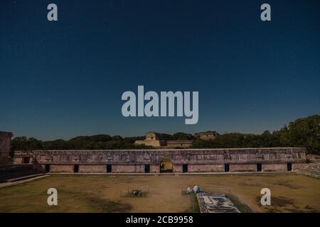 Sterne und Mondlicht über dem Nunnery Quadrangle, dem Palast der Gouverneure, dem Haus der Schildkröten und der Großen Pyramide in der prähispanischen Maya Stockfoto