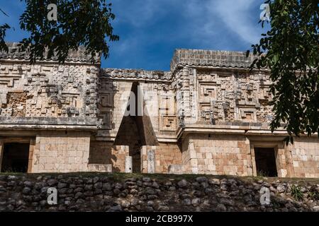 Der Palast der Gouverneure in den Ruinen der Maya-Stadt Uxmal in Yucatan, Mexiko. Prähispanische Stadt Uxmal - ein UNESCO-Weltkulturerbe. Stockfoto