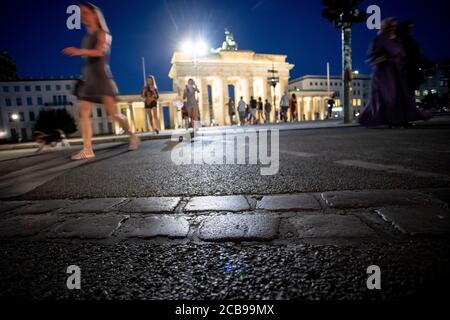 Berlin, Deutschland. August 2020. Kopfsteinpflaster vor dem Brandenburger Tor markieren den Verlauf der Berliner Mauer. Vor 59 Jahren, am 13. August 1961, begann der Bau der Mauer, die Berlin für mehr als 28 Jahre teilte. Quelle: Christoph Soeder/dpa/Alamy Live News Stockfoto