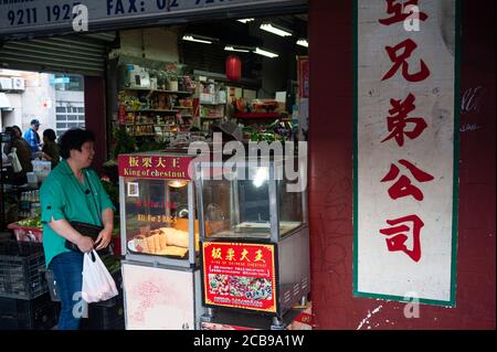 26.09.2019, Sydney, New South Wales, Australien - Frau asiatischer Herkunft wird vor einem chinesischen Lebensmittelgeschäft in Haymarket Vorort in Chinatown gesehen. Stockfoto