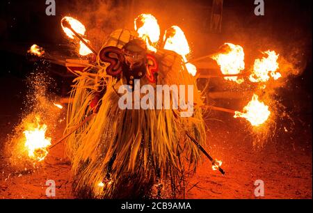 Agni Bhairavan Thira - Ritualkunstform von Kerala, Thrirra oder Theyyam thira ist ein ritueller Tanz, der in 'Kaavu' (Hain)& Tempeln des Kerala, Indien, durchgeführt wird Stockfoto