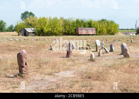 Tokmok, Kirgisistan - Kurganstelen in den Ruinen von Balasagun in Tokmok, Kirgisistan. Balasagun ist Teil des Weltkulturerbes Seidenstraßen. Stockfoto