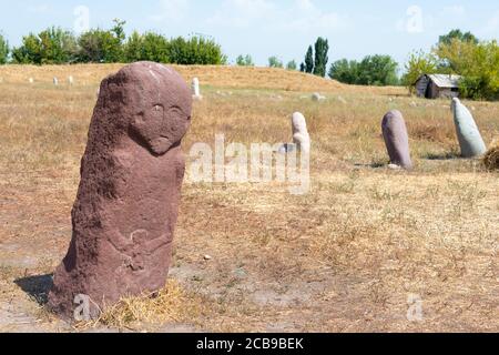 Tokmok, Kirgisistan - Kurganstelen in den Ruinen von Balasagun in Tokmok, Kirgisistan. Balasagun ist Teil des Weltkulturerbes Seidenstraßen. Stockfoto