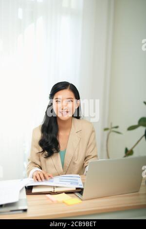 Bild von jungen glücklich fröhlich nett schöne Geschäftsfrau zufrieden Sitzen Sie im Büro mit einem Laptop-Computer Stockfoto