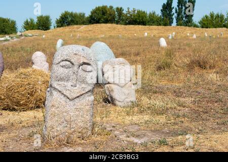 Tokmok, Kirgisistan - Kurganstelen in den Ruinen von Balasagun in Tokmok, Kirgisistan. Balasagun ist Teil des Weltkulturerbes Seidenstraßen. Stockfoto