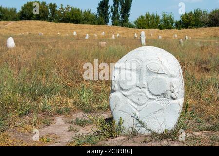 Tokmok, Kirgisistan - Kurganstelen in den Ruinen von Balasagun in Tokmok, Kirgisistan. Balasagun ist Teil des Weltkulturerbes Seidenstraßen. Stockfoto