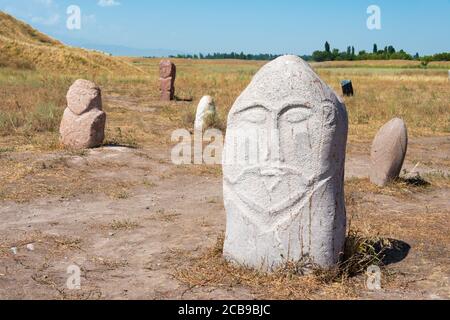 Tokmok, Kirgisistan - Kurganstelen in den Ruinen von Balasagun in Tokmok, Kirgisistan. Balasagun ist Teil des Weltkulturerbes Seidenstraßen. Stockfoto