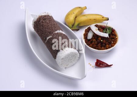 Ragi Puttu oder Millet Puttu, hausgemachtes kerala Frühstück gemacht Mit Fingerhirse und Kokosnüsse, gesunde indische Lebensmittel auf gelegt Ein weißes Geschirr Stockfoto