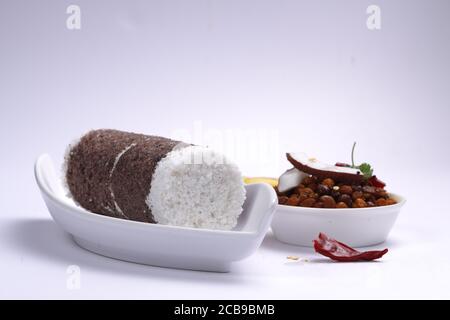 Ragi Puttu oder Millet Puttu, hausgemachtes kerala Frühstück gemacht Mit Fingerhirse und Kokosnüsse, gesunde indische Lebensmittel auf gelegt Ein weißes Geschirr Stockfoto