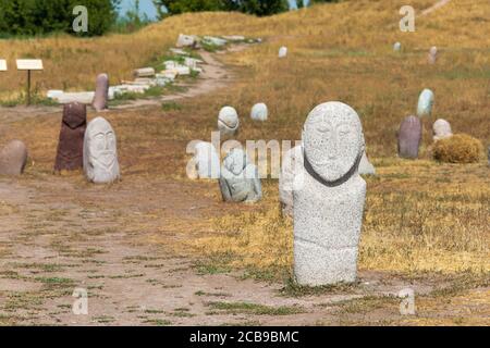 Tokmok, Kirgisistan - Kurganstelen in den Ruinen von Balasagun in Tokmok, Kirgisistan. Balasagun ist Teil des Weltkulturerbes Seidenstraßen. Stockfoto