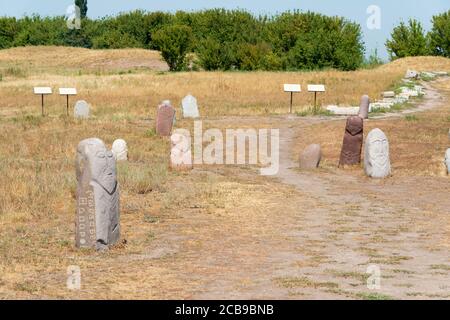 Tokmok, Kirgisistan - Kurganstelen in den Ruinen von Balasagun in Tokmok, Kirgisistan. Balasagun ist Teil des Weltkulturerbes Seidenstraßen. Stockfoto