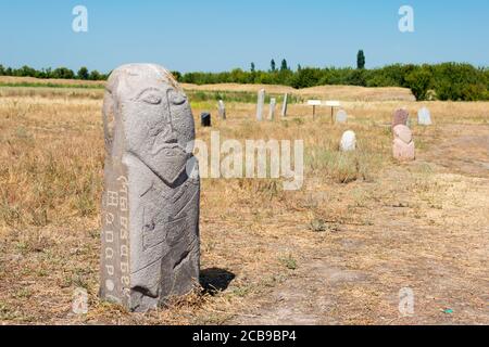 Tokmok, Kirgisistan - Kurganstelen in den Ruinen von Balasagun in Tokmok, Kirgisistan. Balasagun ist Teil des Weltkulturerbes Seidenstraßen. Stockfoto