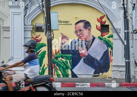 Ein Wandgemälde des verstorbenen thailändischen Königs Bumipol Adulyadej auf einem alten chinesisch-portugiesischen Gebäude in der Dibuk Road in der Altstadt von Phuket Town, Phuket, Thailand Stockfoto