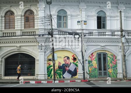 Ein Wandgemälde des verstorbenen thailändischen Königs Bumipol Adulyadej auf einem alten chinesisch-portugiesischen Gebäude in der Dibuk Road in der Altstadt von Phuket Town, Phuket, Thailand Stockfoto