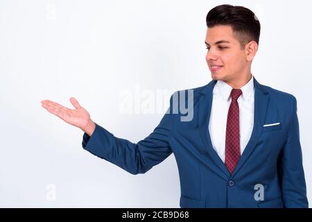 Porträt von glücklich junge gut aussehende multi ethnischen Geschäftsmann in Anzug Stockfoto