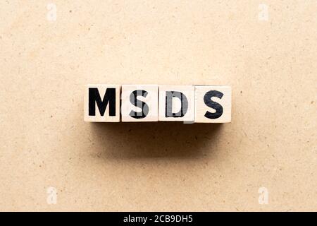 Buchstabenblock in Wort-MSDS (Abkürzung für Materialsicherheitsdatenblatt) auf Holzhintergrund Stockfoto