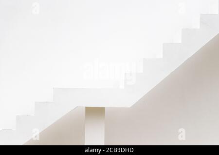 Weiße Treppe auf Beton Wand Hintergrund (Konzept für Karriere Pfad, Ziel anstreben, Aspiration) Stockfoto