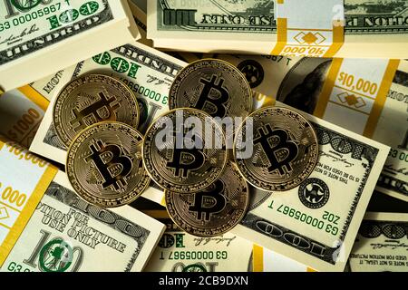 Bitcoin Kryptowährung - Foto von goldenen Bitcoin physische Goldmünze Stockfoto