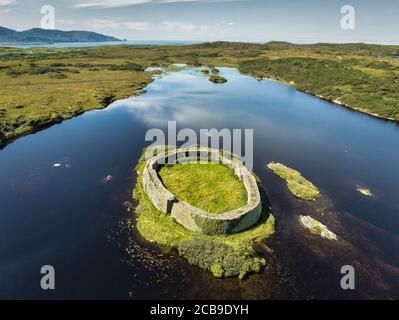 Eine Luftaufnahme des Doon Ring Fort auf einer Insel In Doon See an der Westküste von Donegal Irland Stockfoto