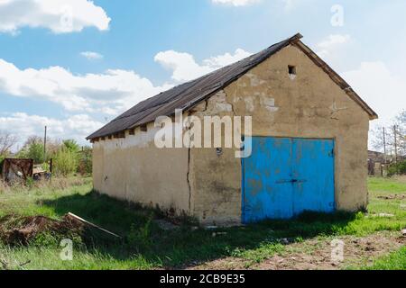 Ein großer gefährlicher Riss in der Wand eines verlassenen Hauses. Hausvernichtung. Stockfoto